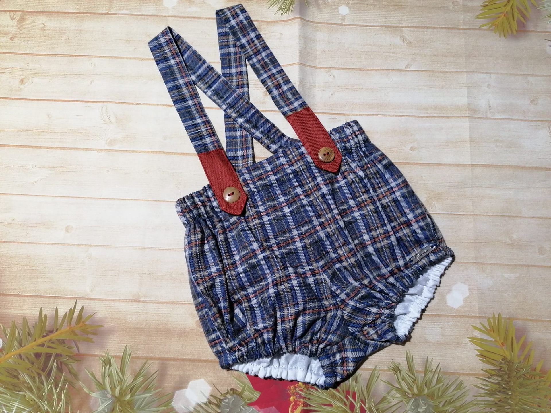 Macacão curto para bebé xadrez com alças e botões.