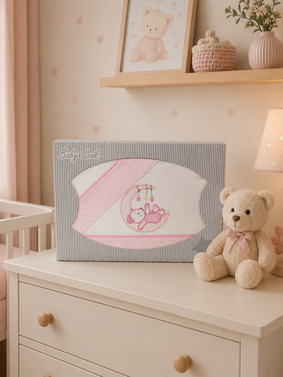 Conjunto de bebé em caixa com fraldas e toalha rosa e branca