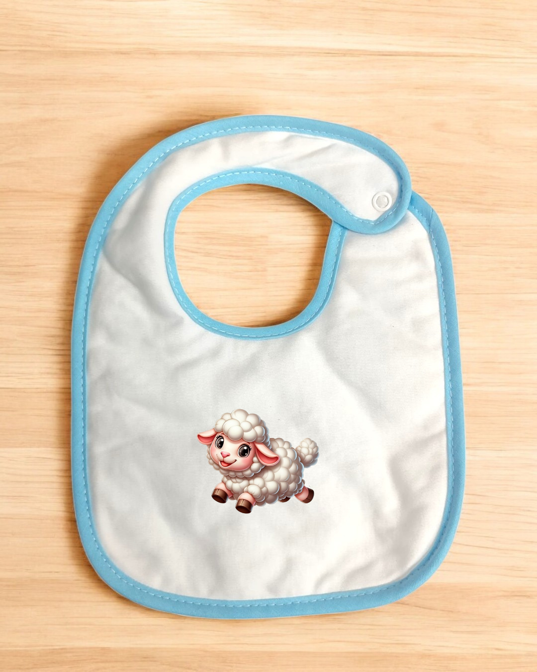 Babete branco com borda azul claro e estampa de ovelha