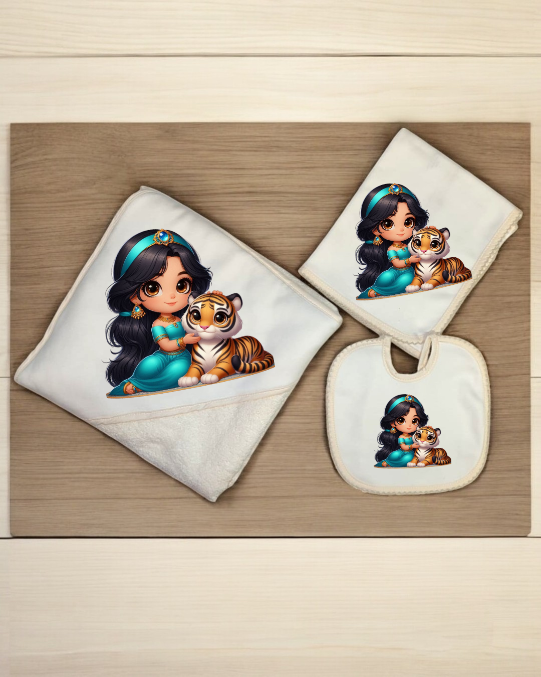 Conjunto de toalha, fralda e babete com estampa de personagem feminina e tigre.