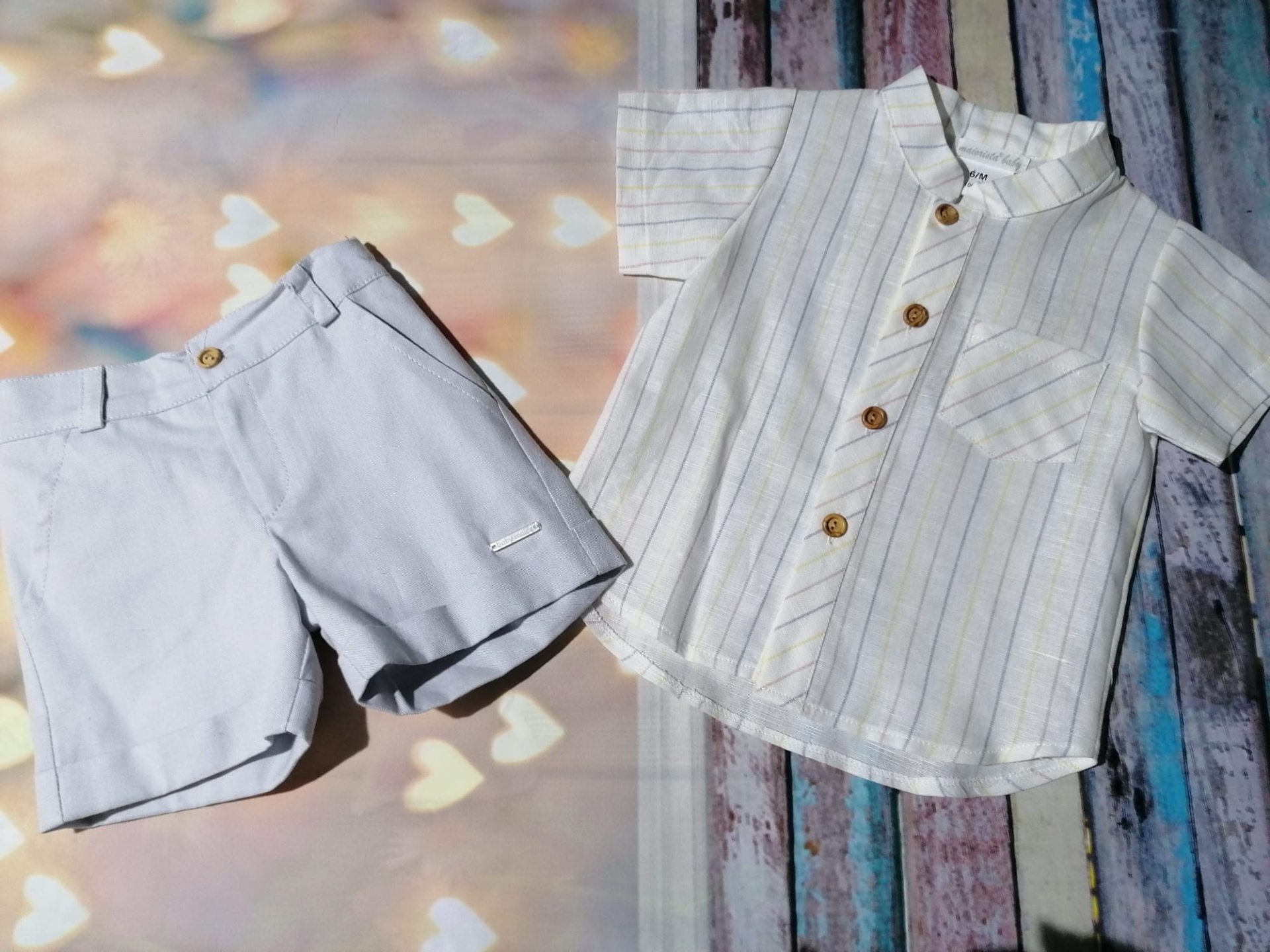 Conjunto infantil camisa e calções brancos com riscas e botões castanhos