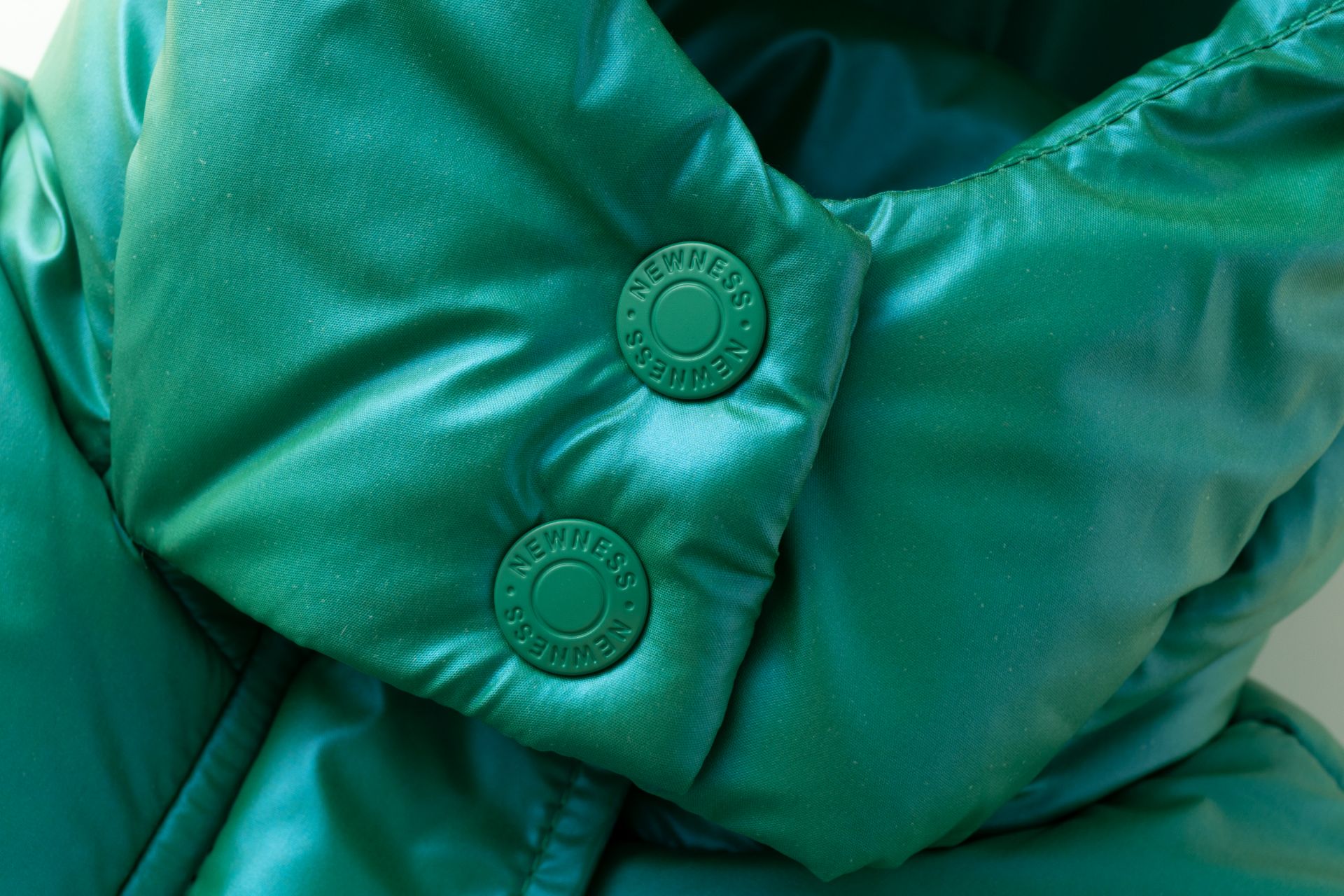 Roupa acolchoada verde com botões de pressão em relevo 'DOWNNESS'