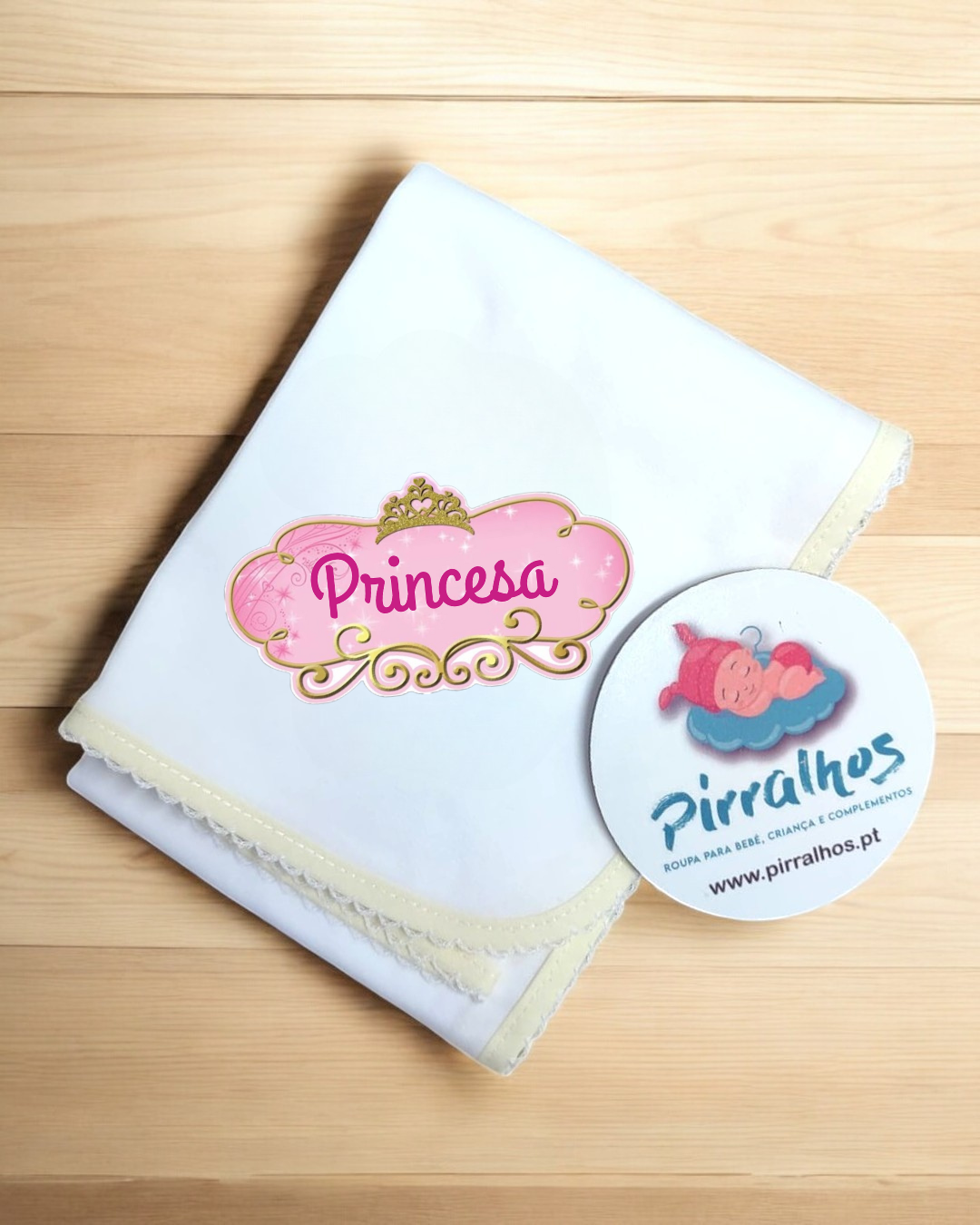 Fralda branca com borda amarela e etiqueta Princesa rosa e dourada
