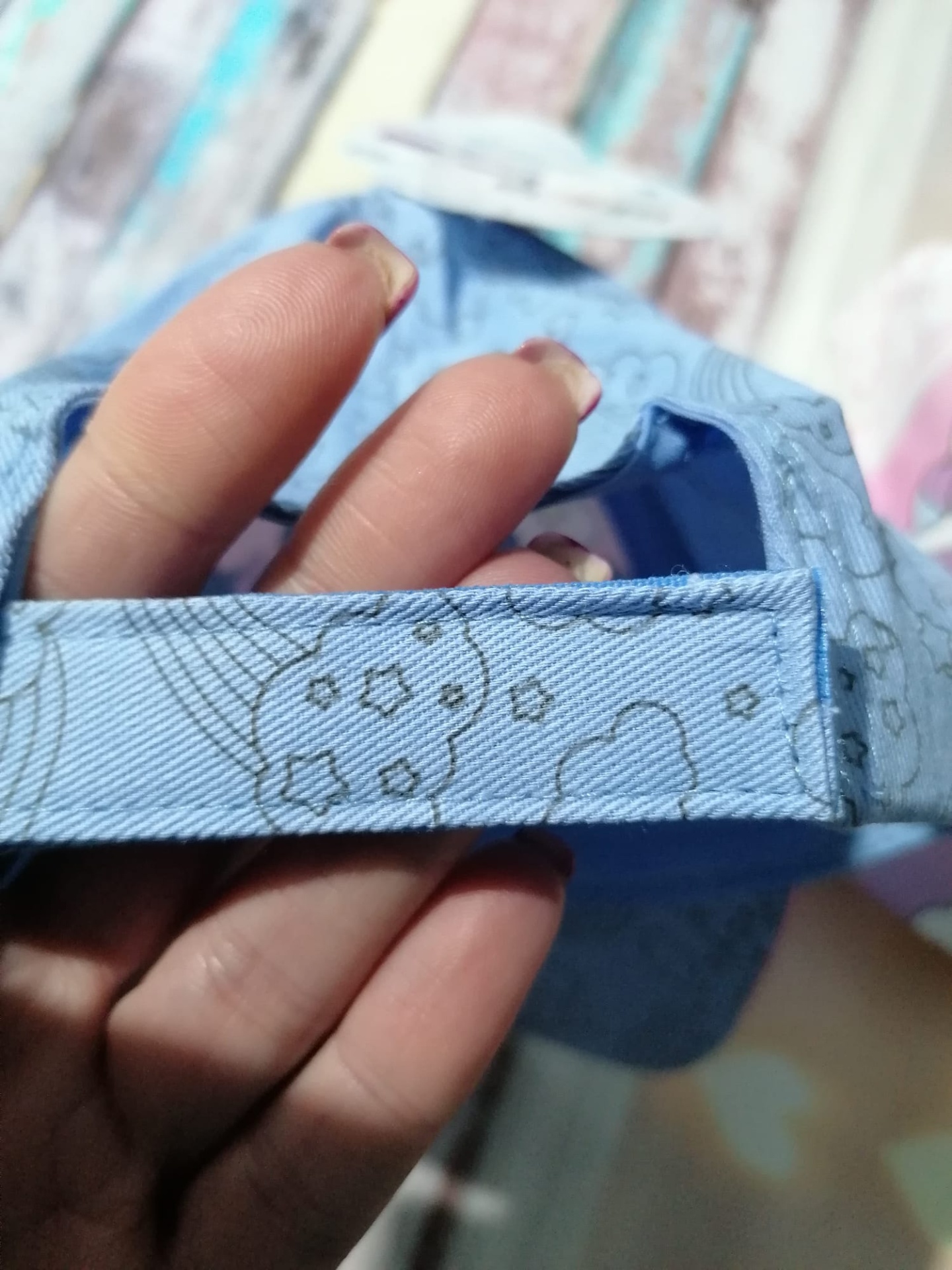 Boné azul claro com padrão geométrico e fecho ajustável