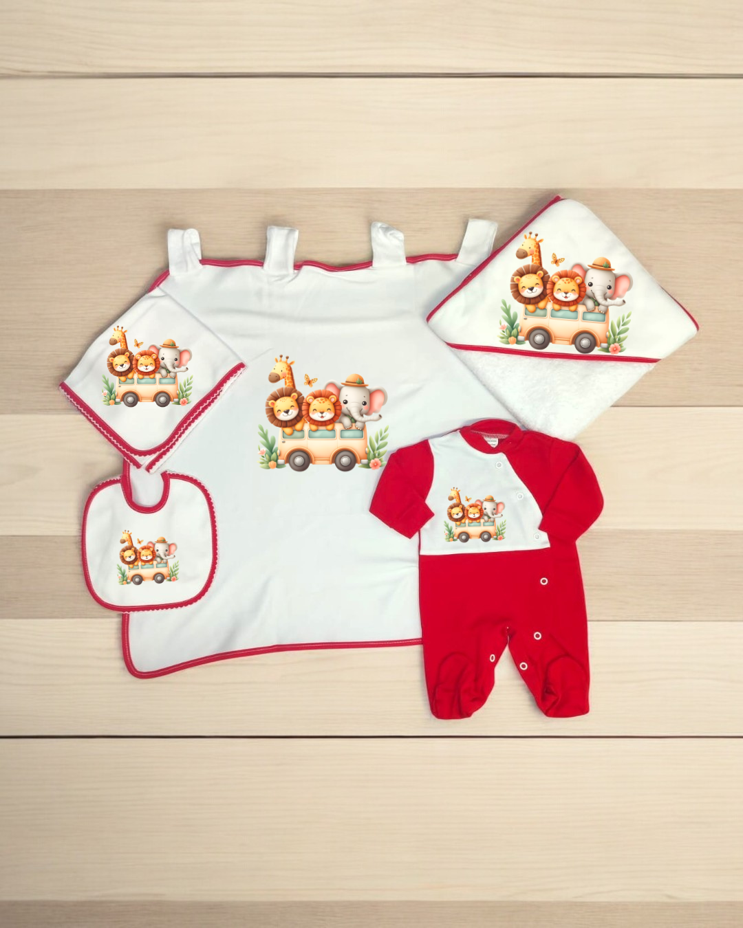Conjunto de bebé branco e vermelho com estampado de animais num carrinho
