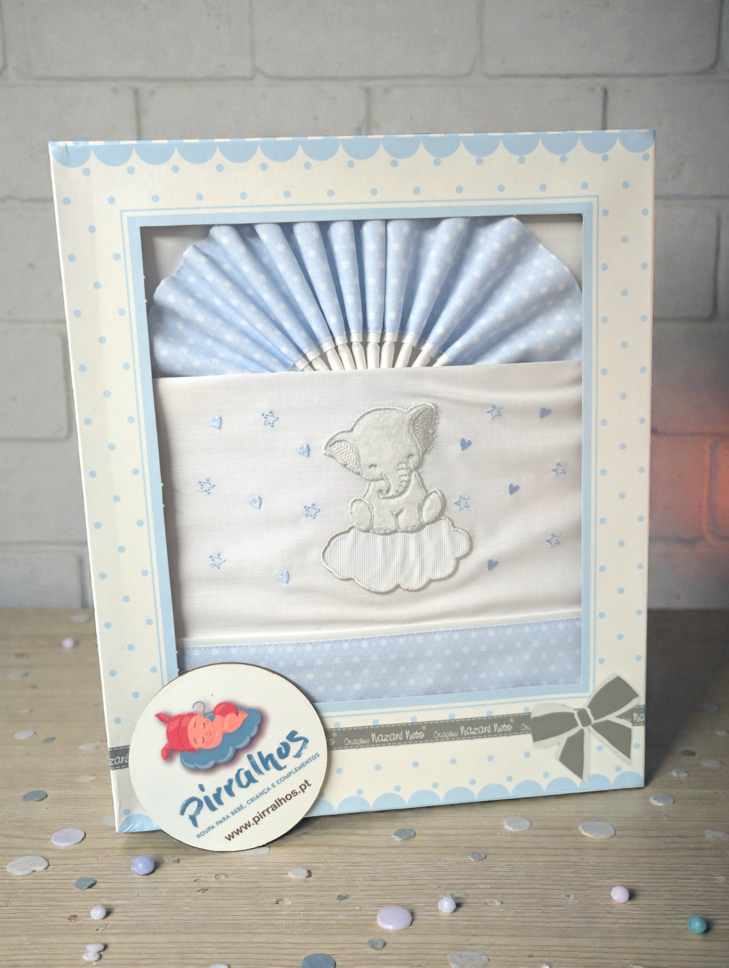 Caixa azul clara para roupa de bebé com bordados e padrão de estrelas