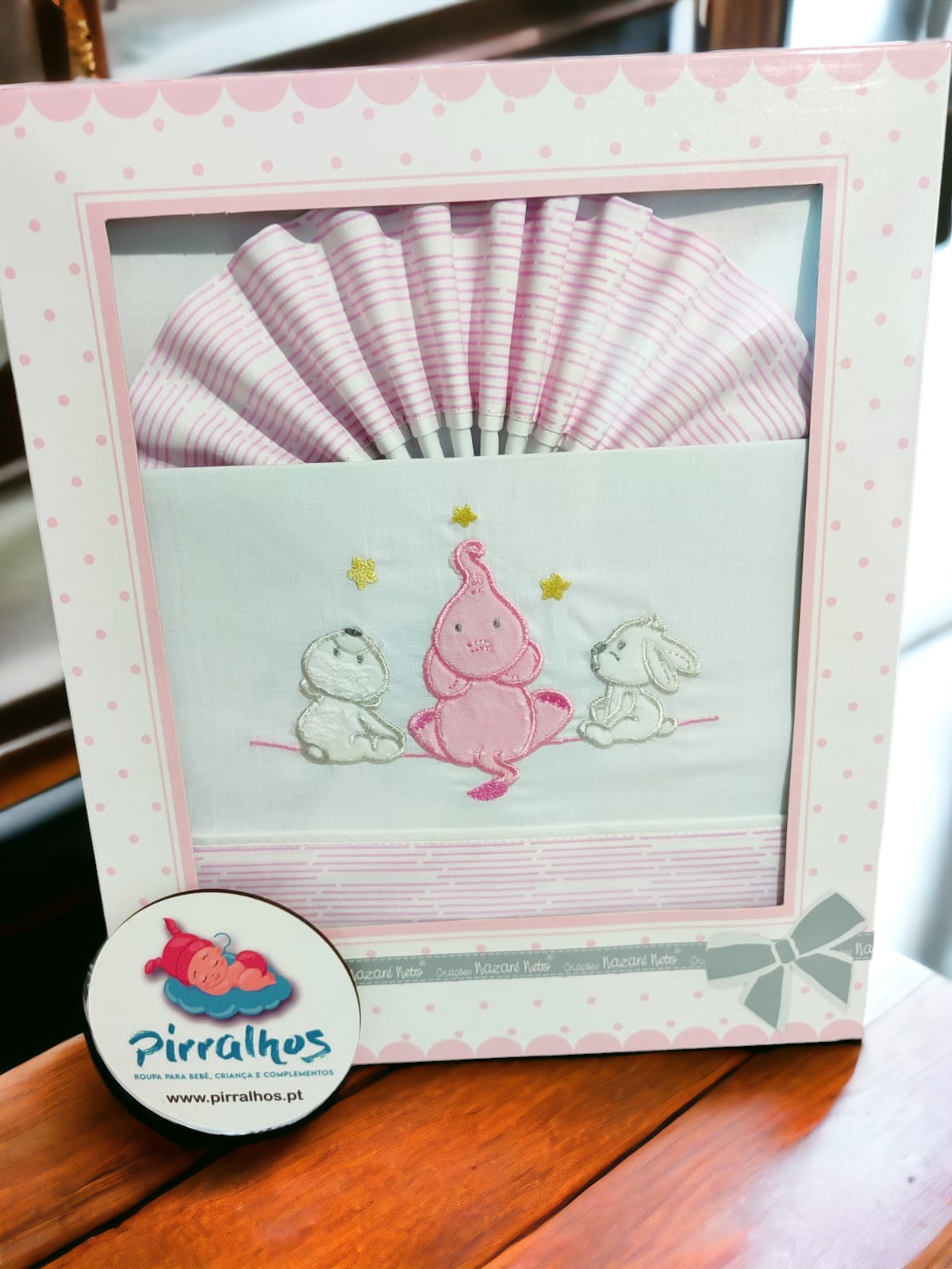 Conjunto de roupa de bebé cor de rosa com bordados de personagens em embalagem decorativa