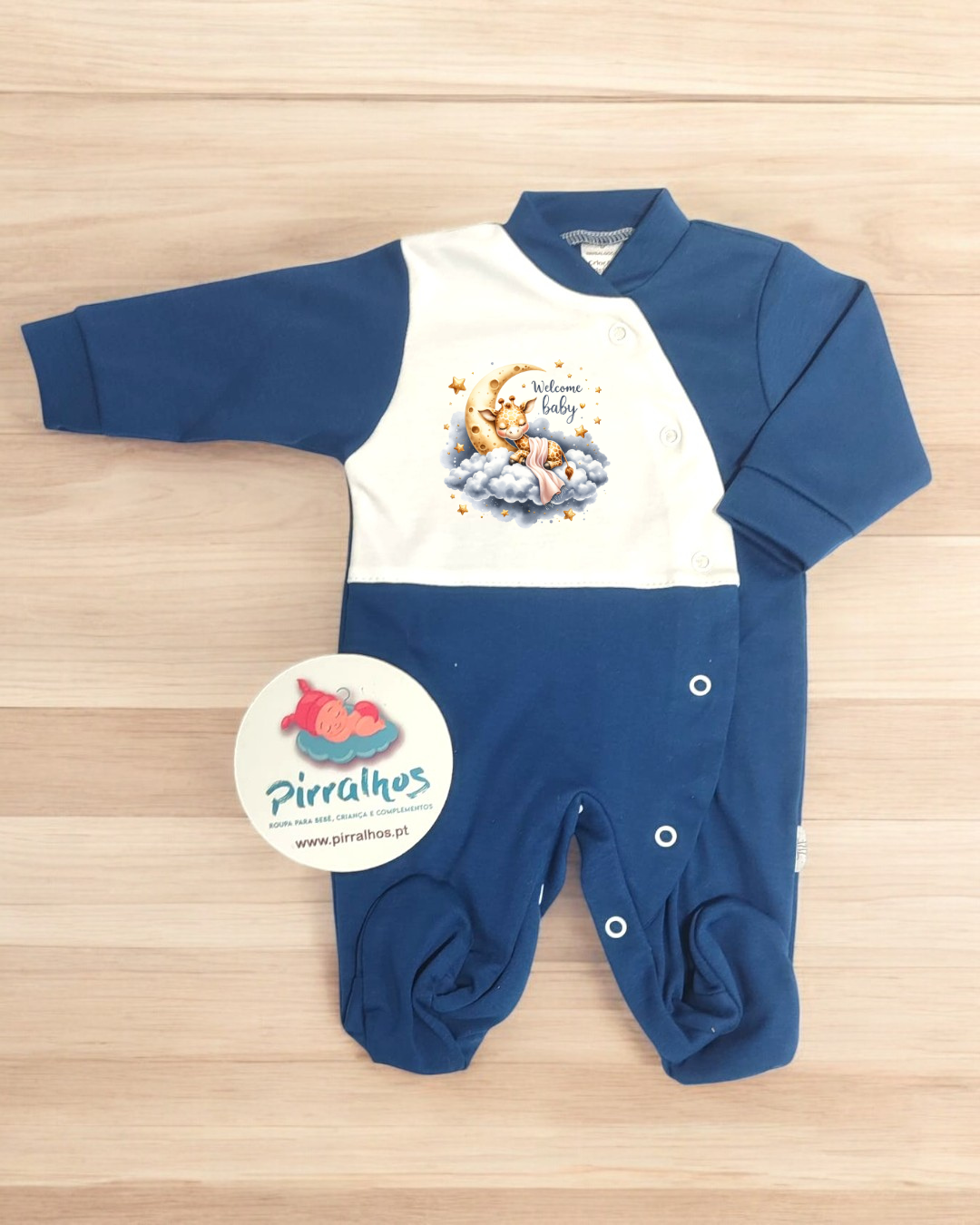 Macacão de bebé azul e branco com estampa de bebé e lua