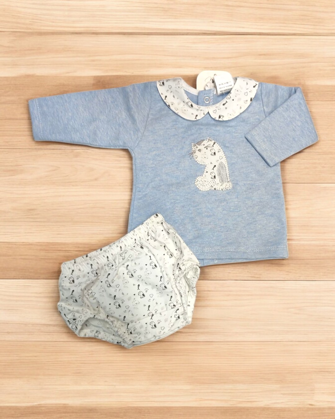 Conjunto de roupa para bebé azul e branco com gato e padrões
