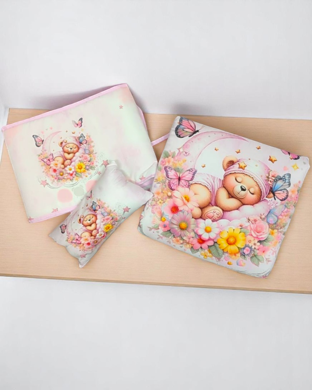 Conjunto de artigos para bebé com ursinho, flores e borboletas coloridas, em tecido macio