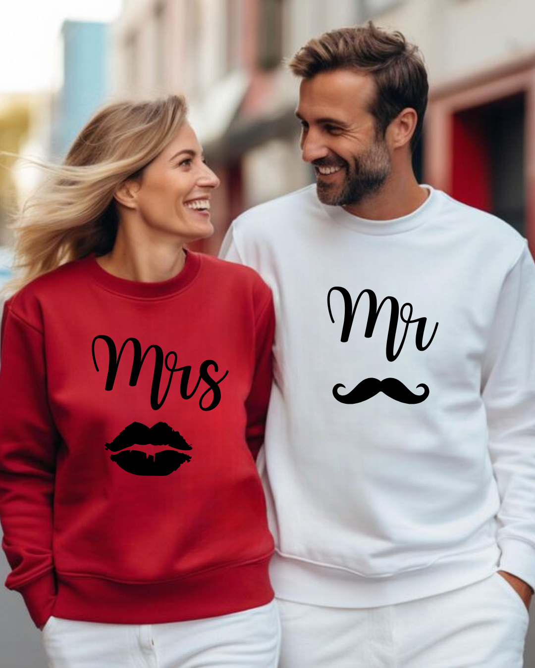 Casal com sweatshirts vermelha e branca estampadas com 'Mrs' e 'Mr' e ícones