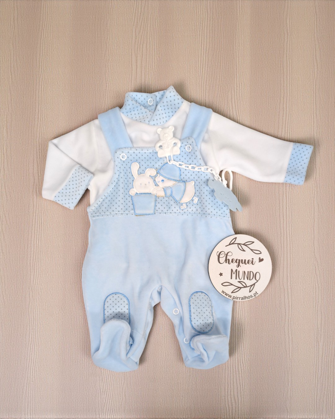 Macacão de bebé azul claro e branco com padrão de pontos e aplicação de coelho e menino.