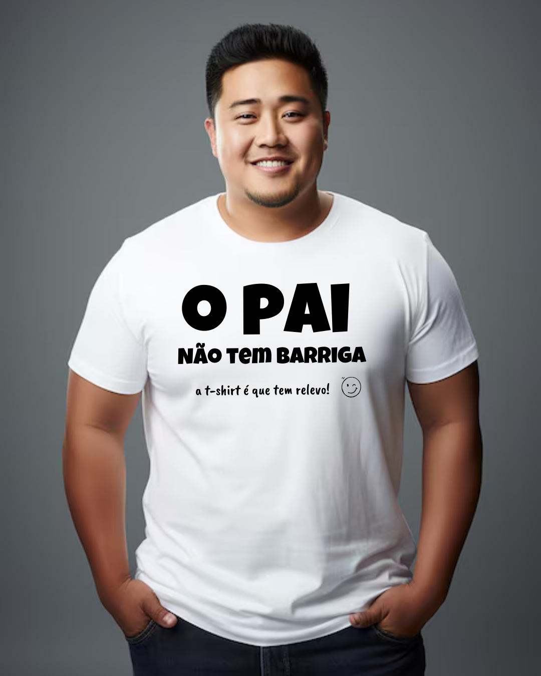 Camiseta branca com texto em preto e desenho sorridente