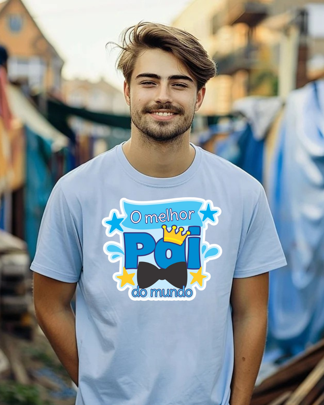 Homem a sorrir usando t-shirt branca com mensagem 