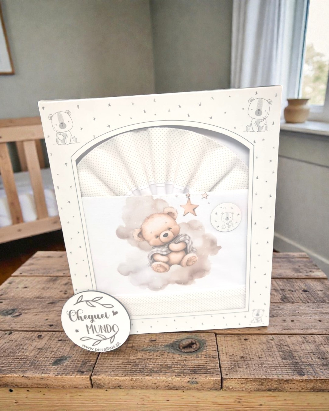 Caixa de roupa de bebé com desenho de ursinho numa nuvem e estrelas, em tecido branco com bolinhas cinzentas