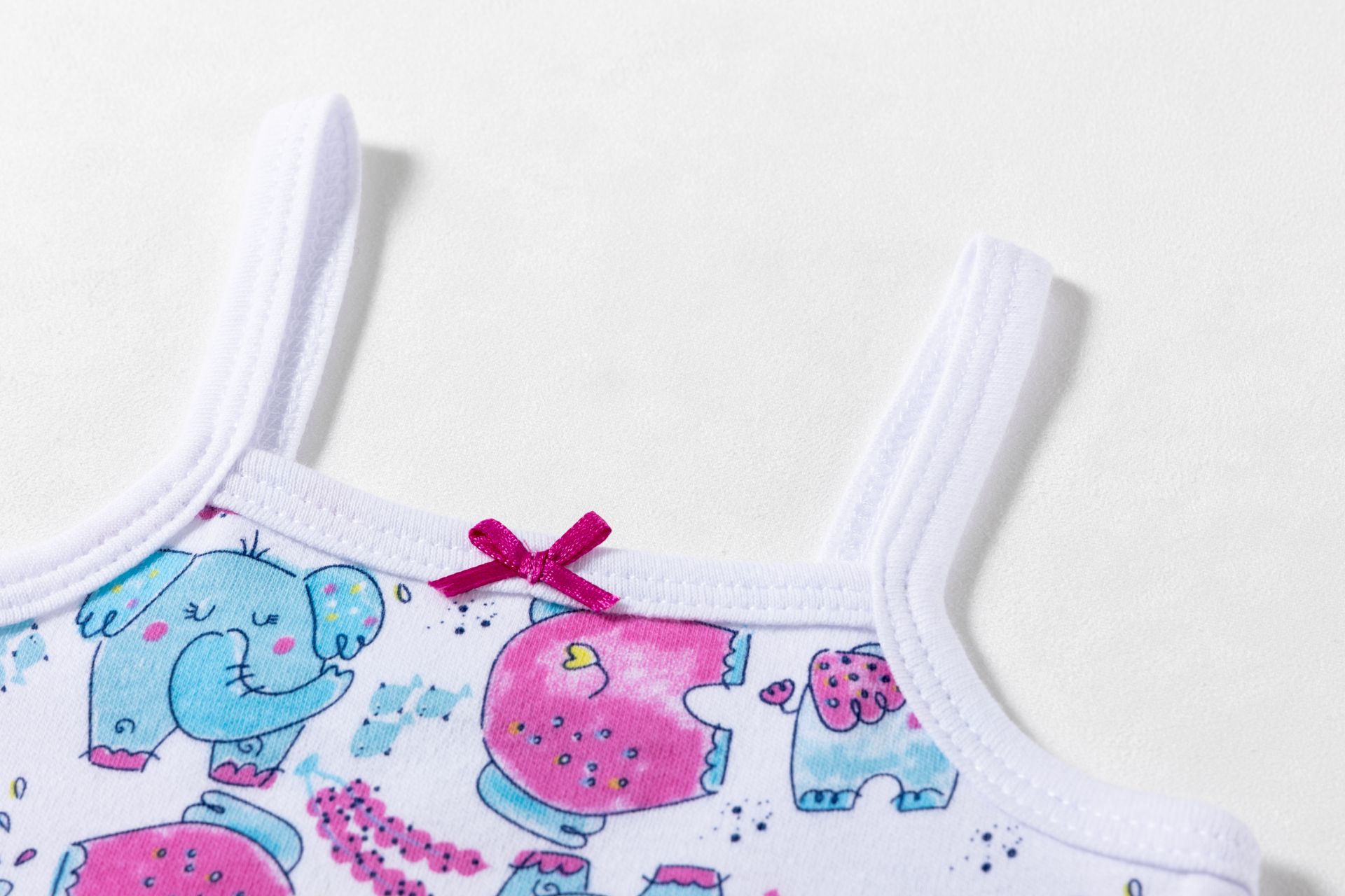 Peça de roupa branca para criança com estampado de elefantes coloridos e alças finas