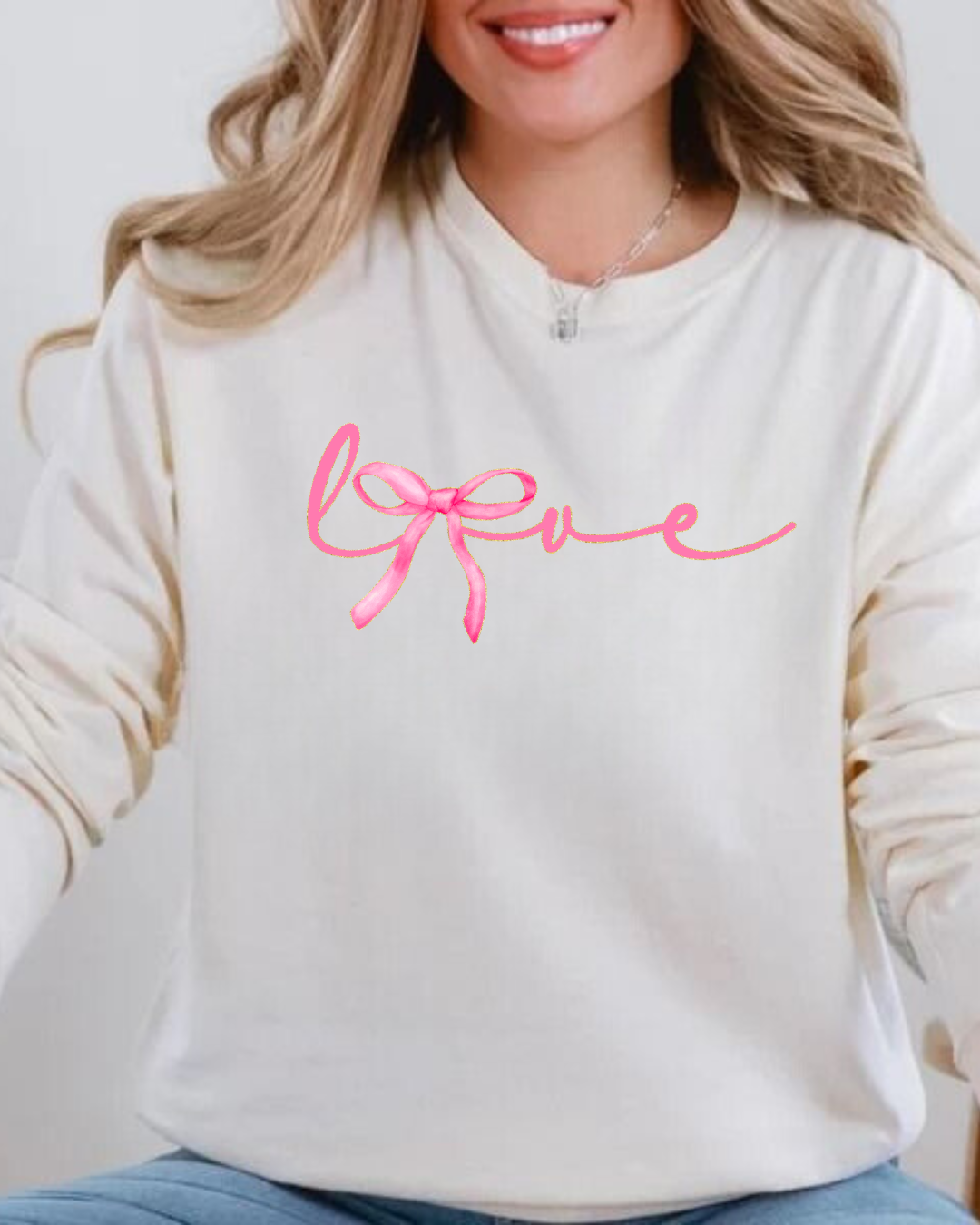 Camisola branca com impressão rosa da palavra 'love' com laço em destaque