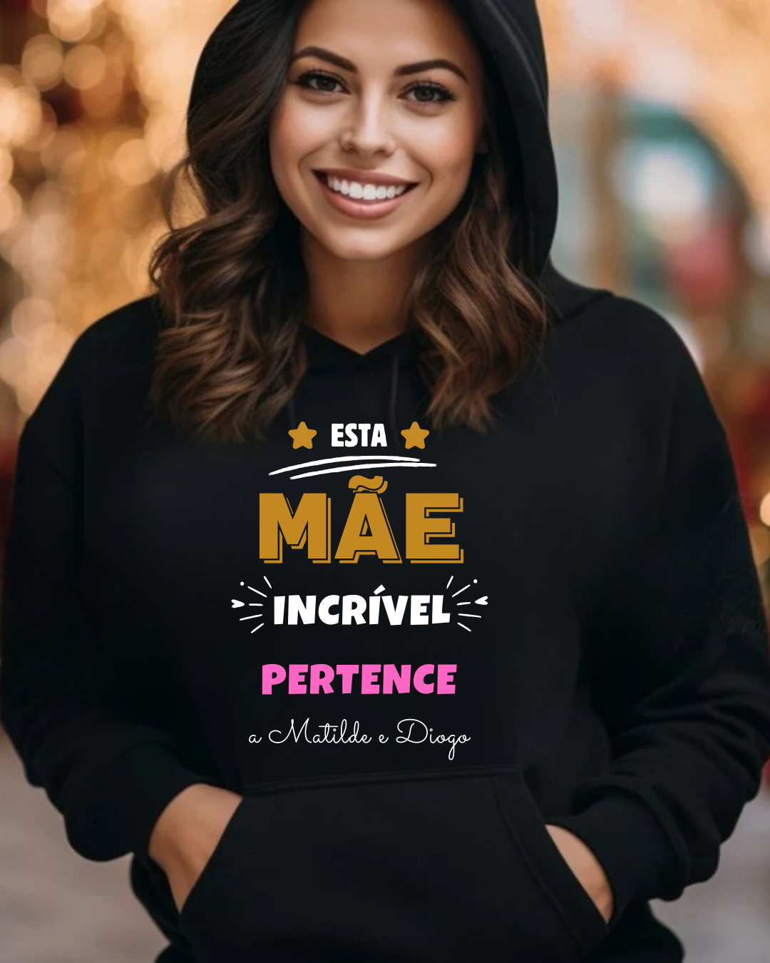 Mulher com sweatshirt preto com texto colorido sobre mãe incrível