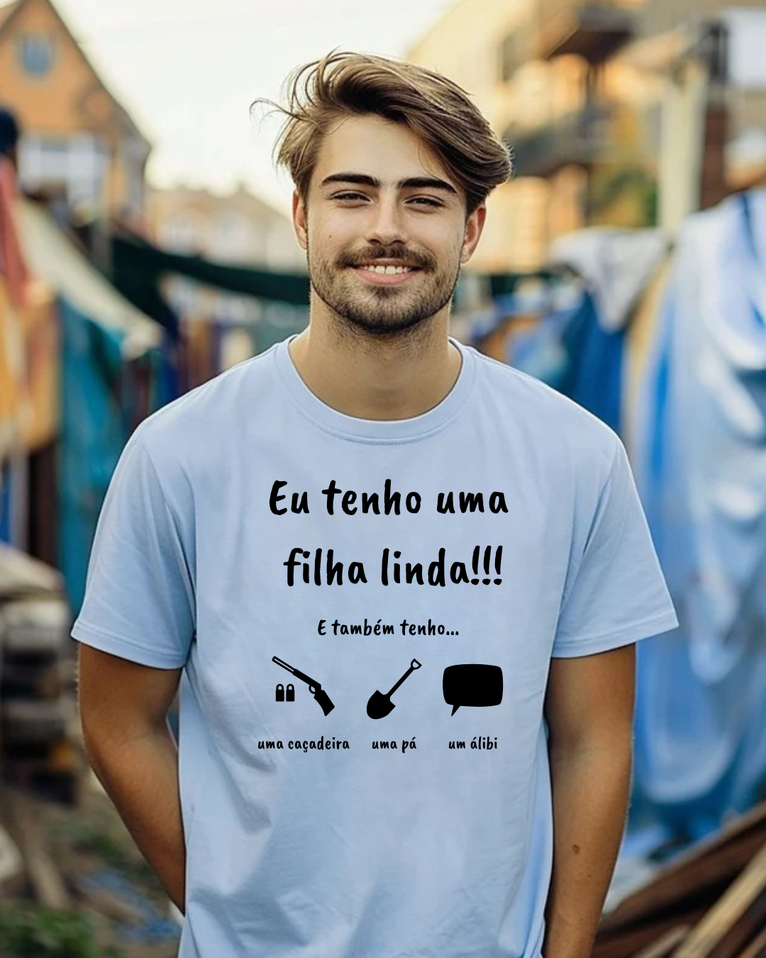 Homem sorridente a usar uma camiseta branca com texto e ícones pretos ao ar livre