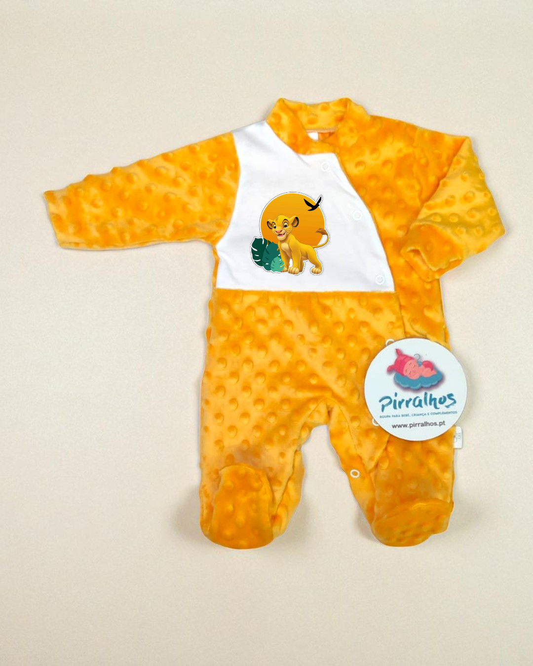 macacão de bebé laranja com personagem Simba no peito e etiqueta da marca Pirralhos