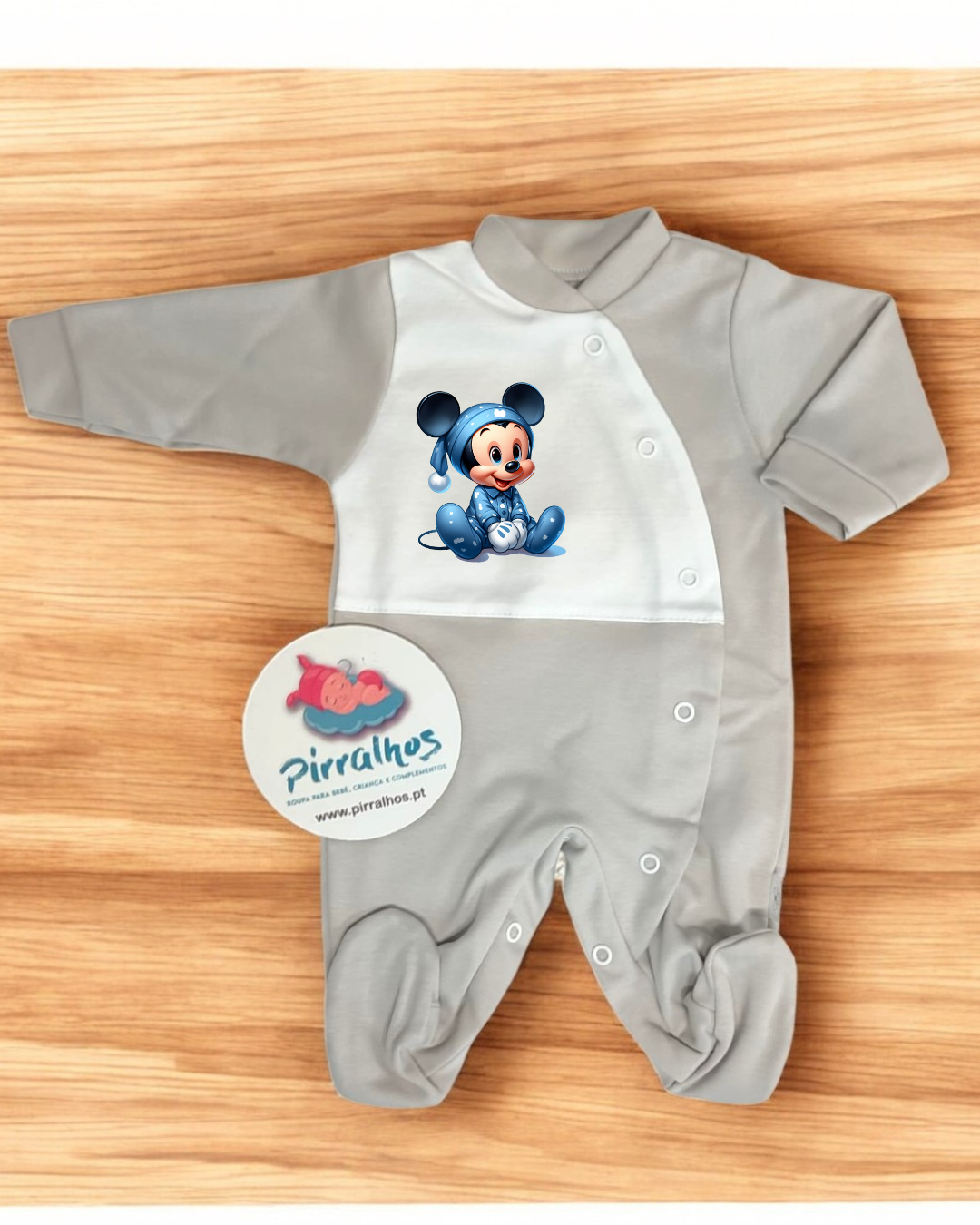 Macacão cinza e branco com imagem de rato bebé azul e etiqueta da marca Pirralhos