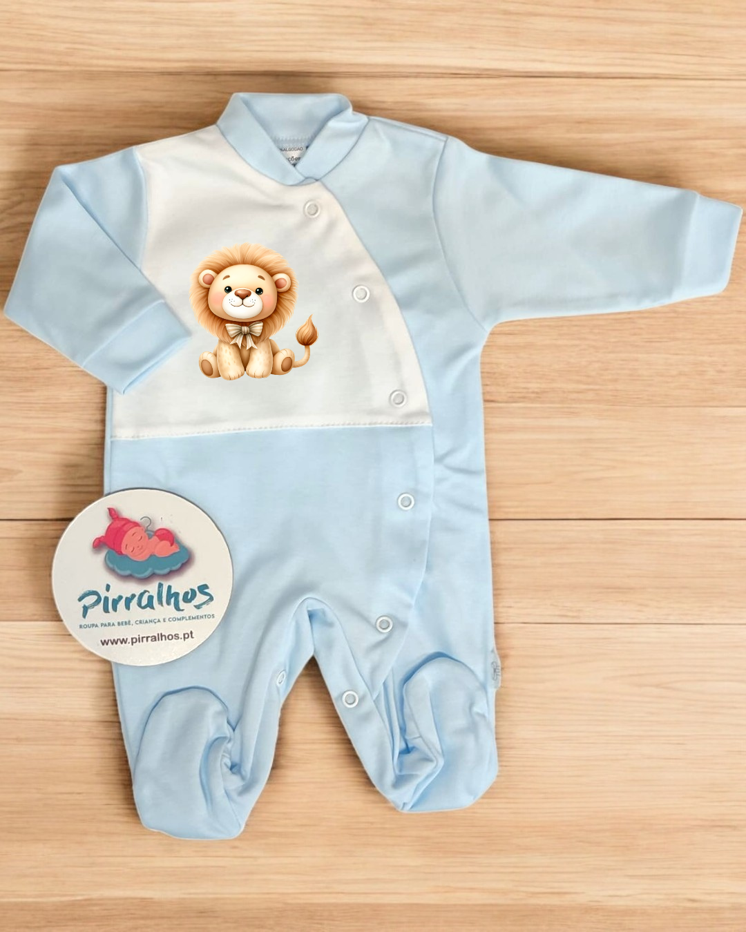 Macacão de bebé azul claro e branco com estampa de leão e botões de pressão