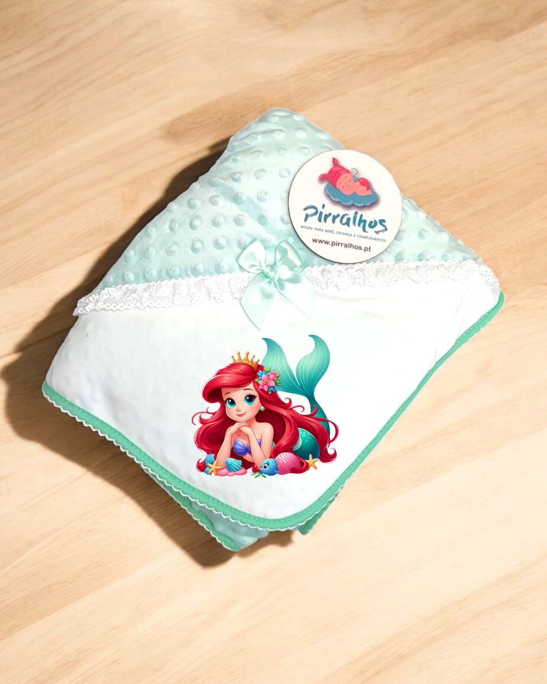 Manta de bebé azul claro com estampa da sereia Ariel e etiqueta Pirralhos