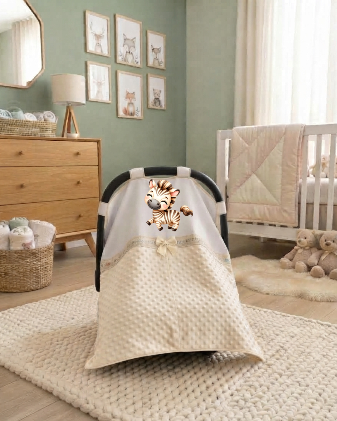 Capa para cadeira de bebé bege com textura pontilhada e laço decorativo em quarto de bebé com móveis em madeira e decoração de animais