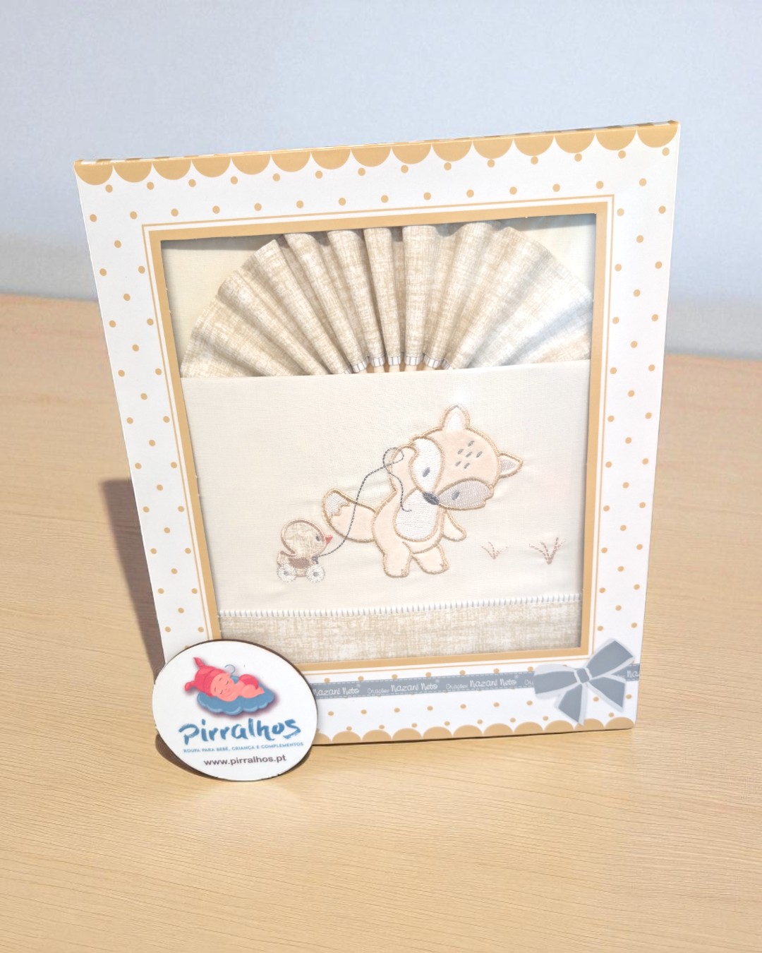 Fralda de pano de bébé bordada com vaca, em embalagem com padrão amarelo