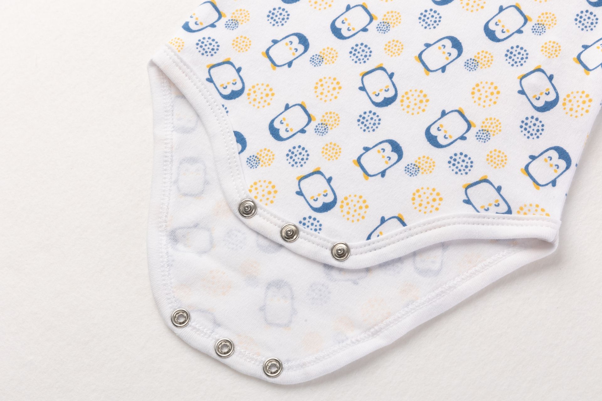 Dois bodys para bebés com estampado de pinguins azul e amarelo