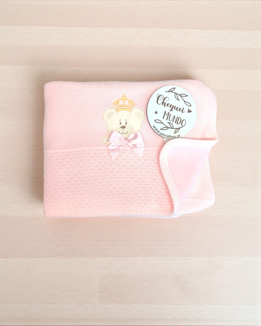 Manta rosa de bebé com ursinho bordado e selo Cheguei ao Mundo