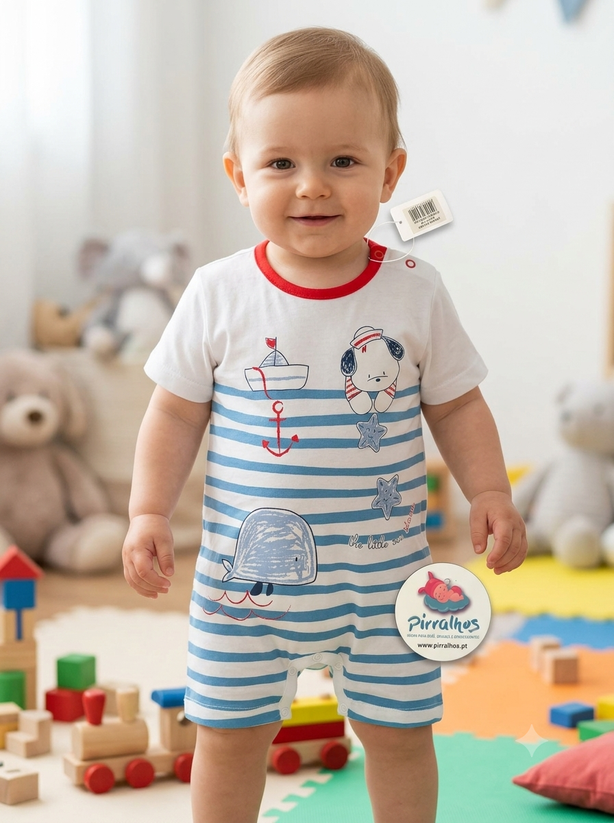 Macacão curto de bebé com riscas azul claro e branco e estampas de motivos marinhos.
