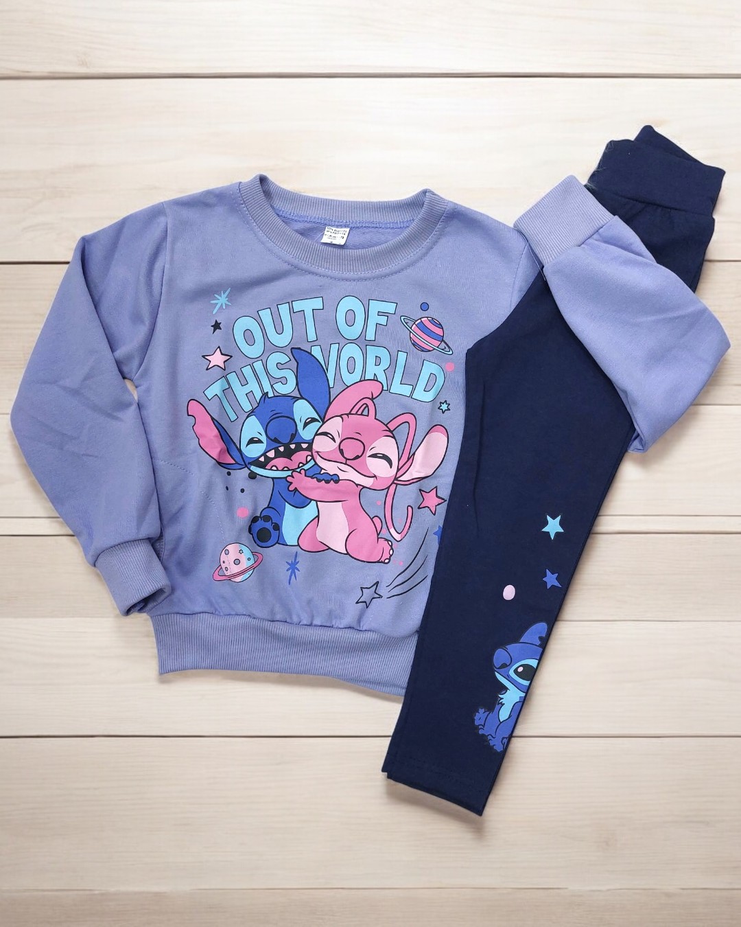 Conjunto infantil lilás e azul com personagens cartoon e texto
