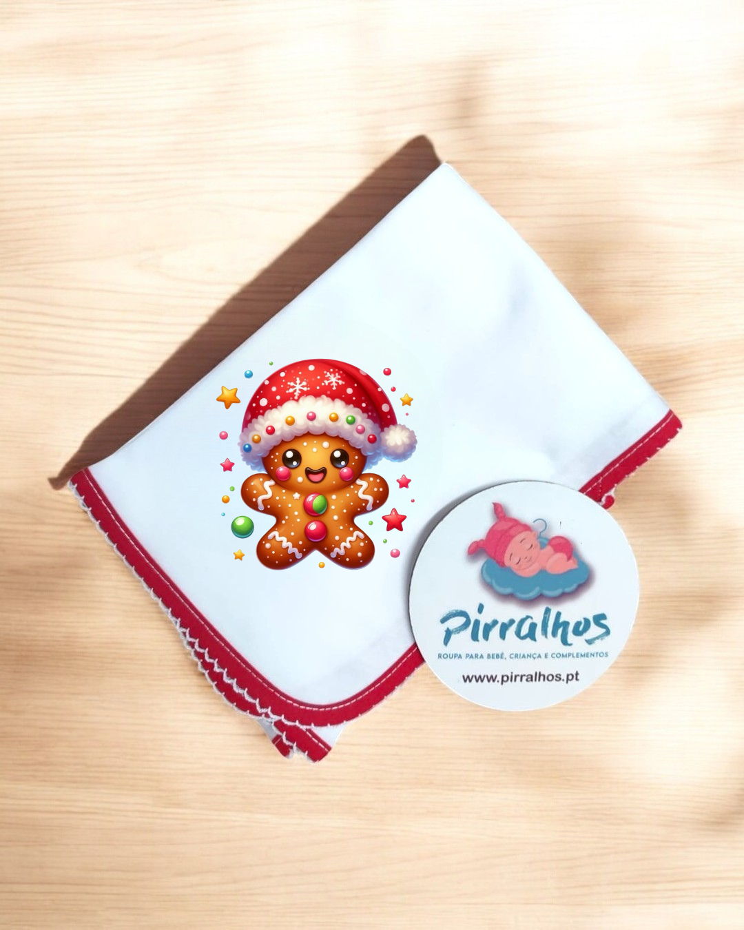 Fralda branca com borda vermelha e ilustração de biscoito de gengibre com gorro de Natal