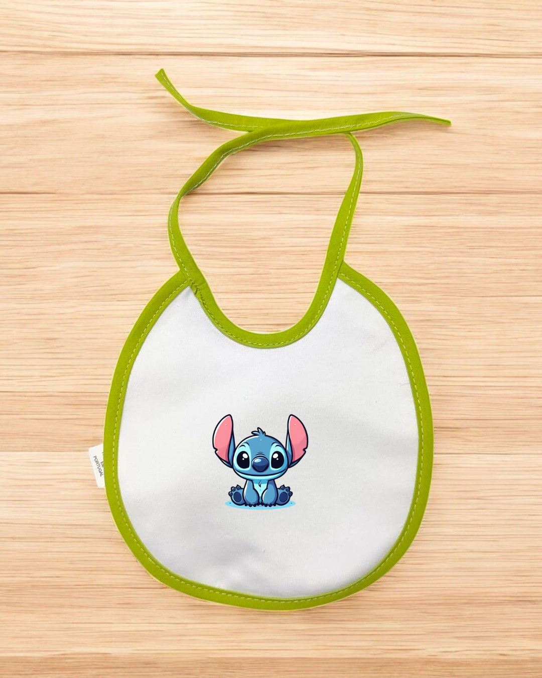 Babete branco com borda verde e imagem do Stitch