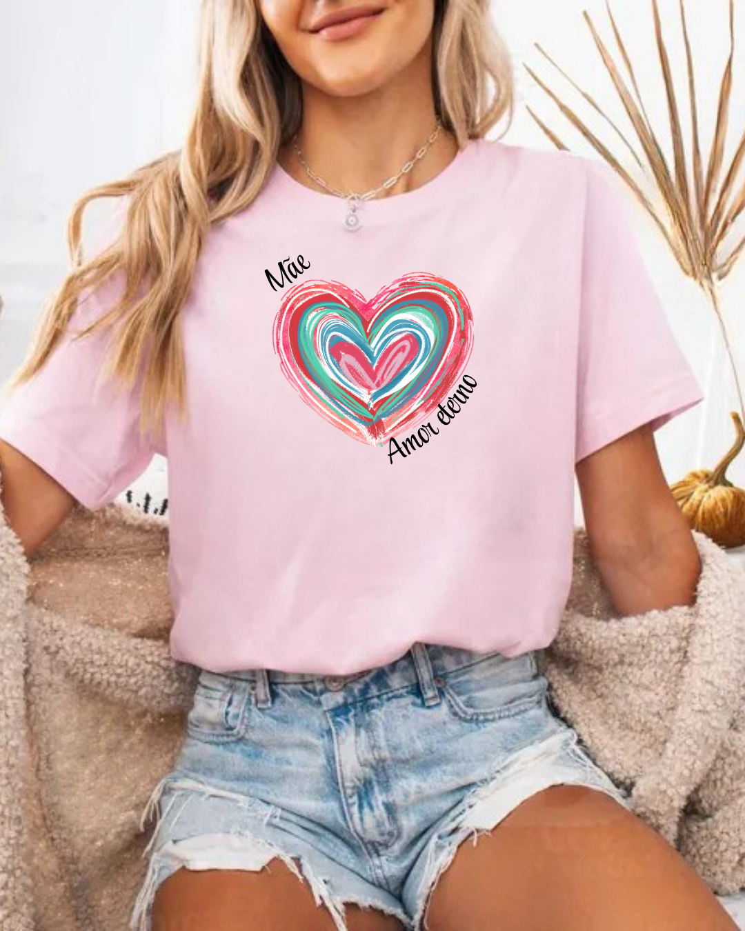 T-shirt rosa claro com estampa de coração colorido e texto 