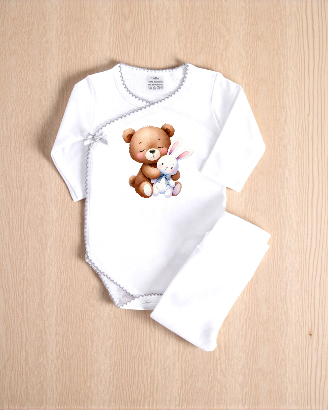 Conjunto branco para bebé com body e calças, urso e coelho estampados no body