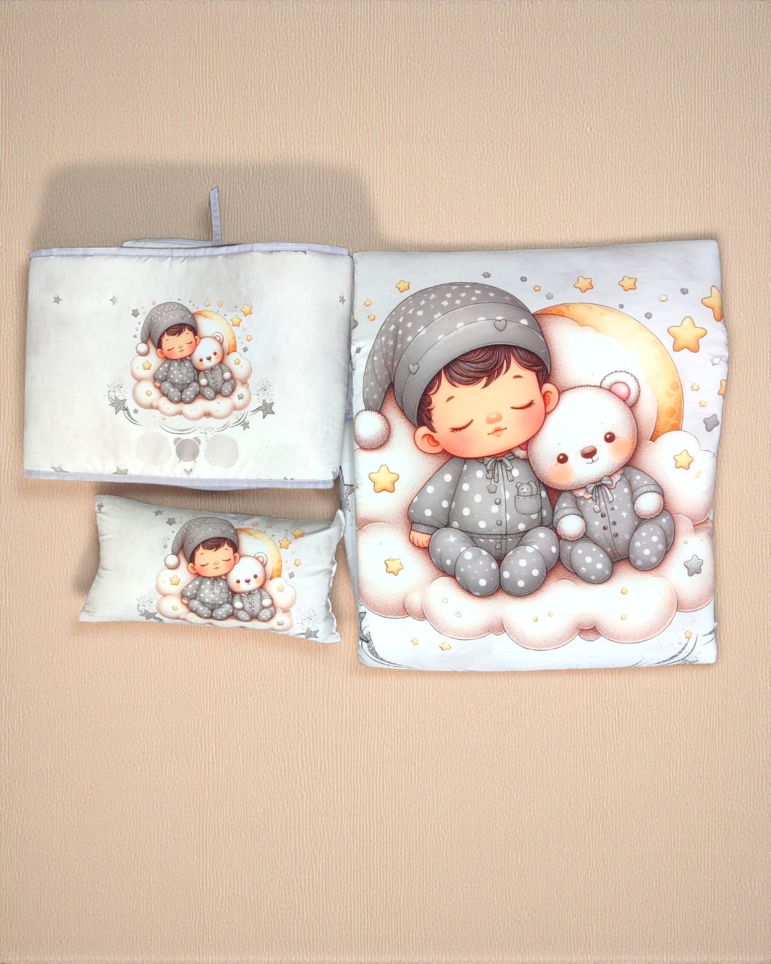 Conjunto de almofadas e manta infantil com desenho de menino e ursinho a dormir numa nuvem