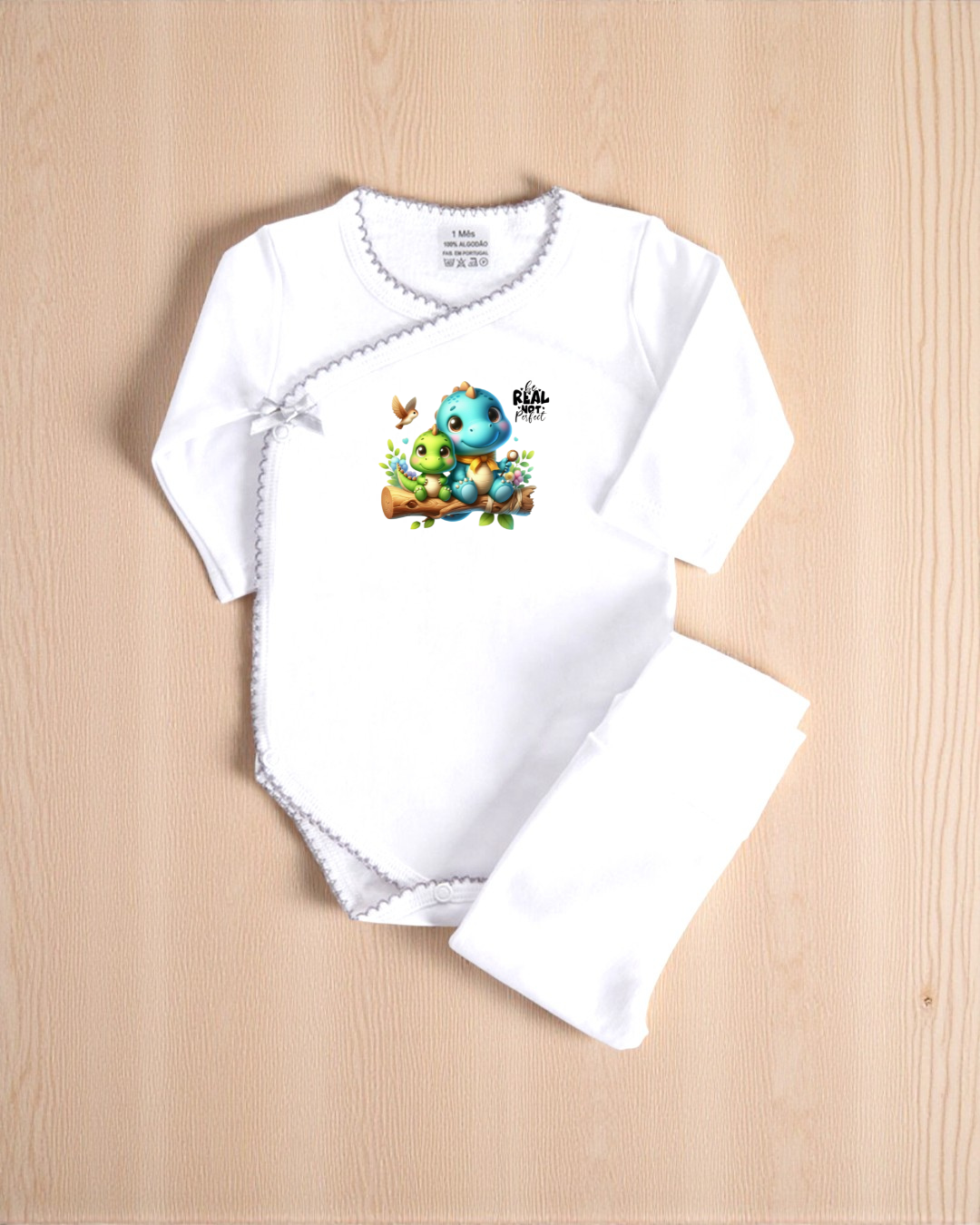 Body branco para bebé com estampa colorida de dinossauros e texto