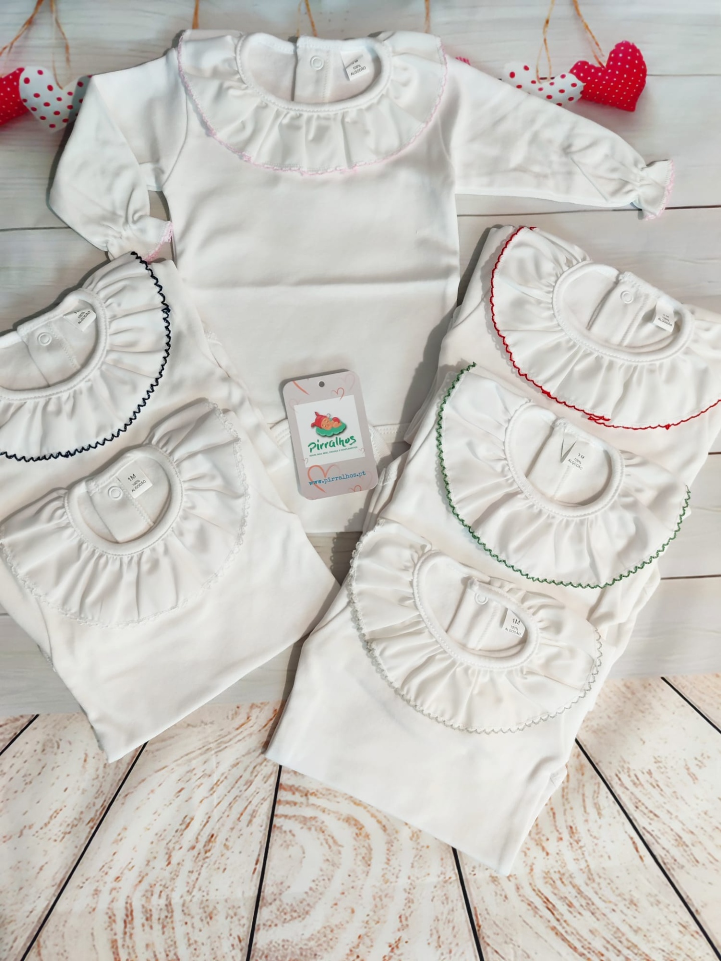 Bodies de bebé brancos com gola franzida colorida