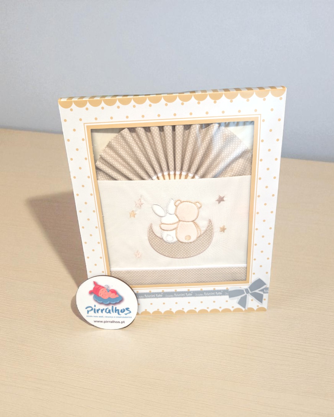 Quadro decorativo com urso e fada sentados numa lua, em tons bege e cinza