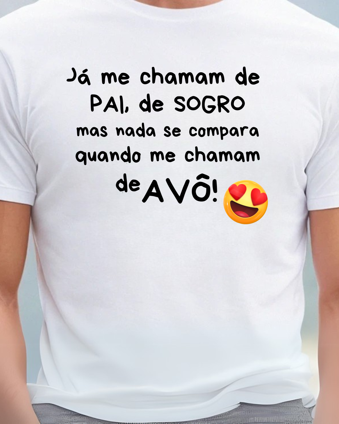T-shirt branca com texto em português sobre ser pai, sogro e avô, com emoji de olhos de coração.