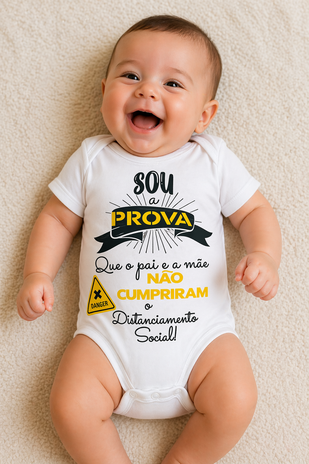 Bebé sorridente com body branco com texto em português e símbolo de aviso amarelo