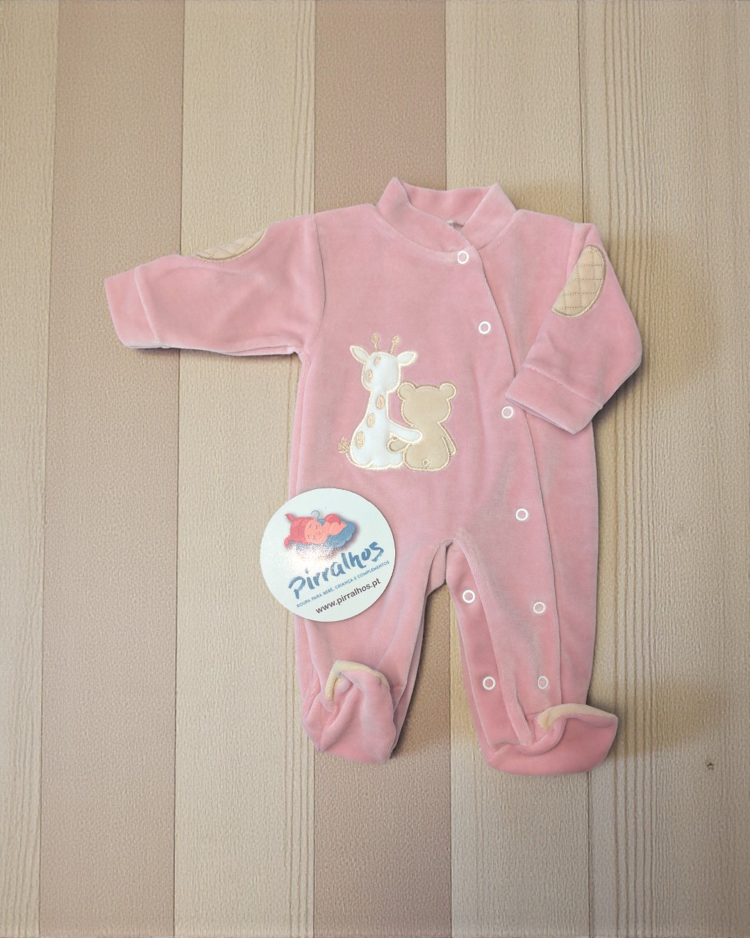 Macacão de bebé rosa em tecido felpudo com aplicações de girafa e ursinho e etiqueta redonda na frente