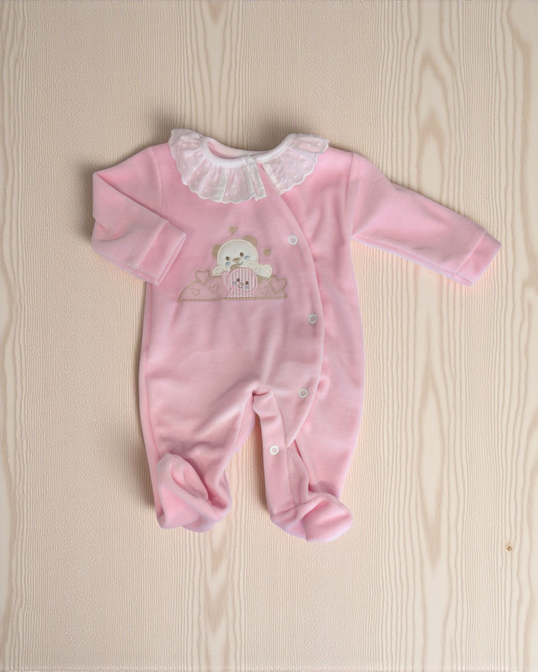 Macacão de bebé rosa com gola branca e bordado de ursinho