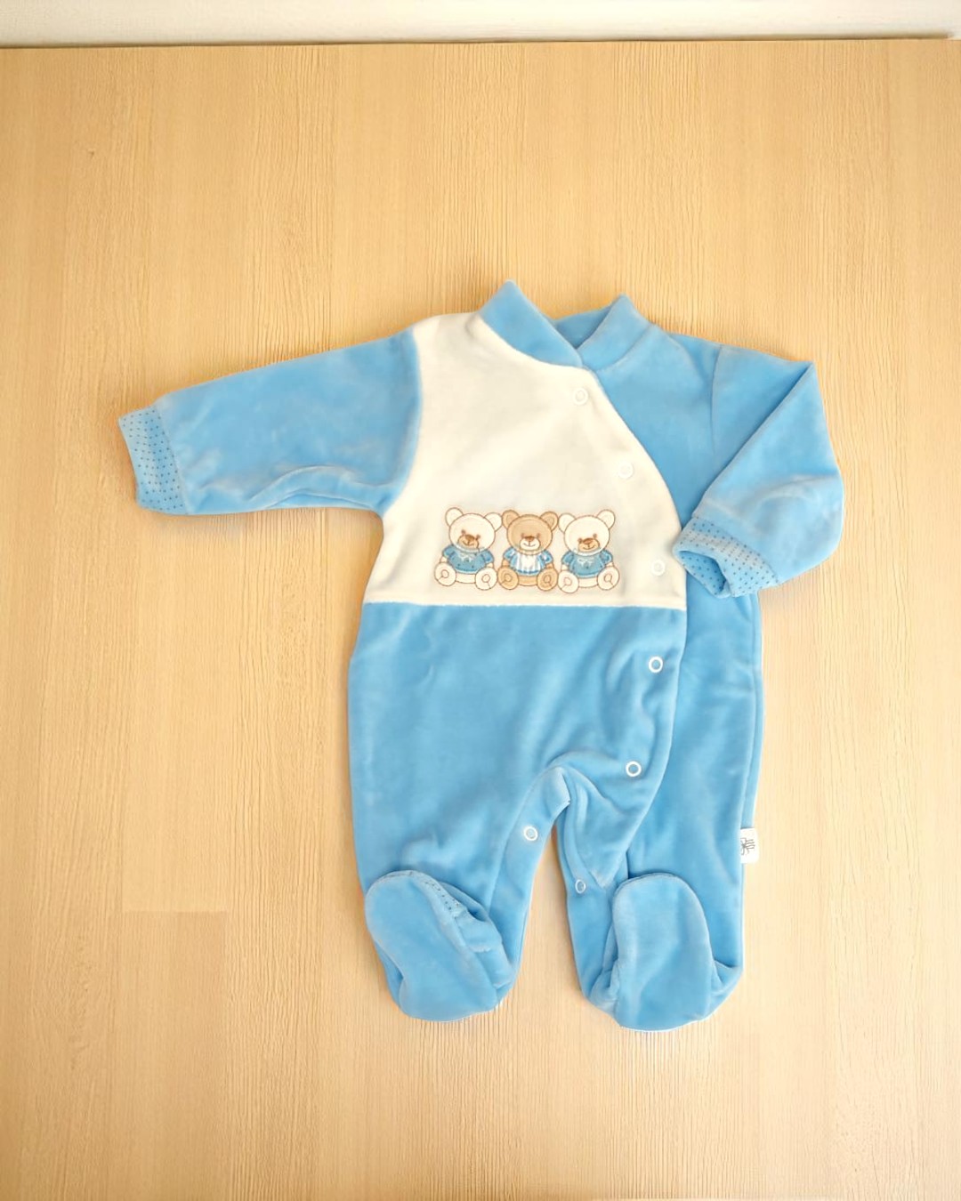 Macacão azul claro e branco de bebé com ursinhos bordados