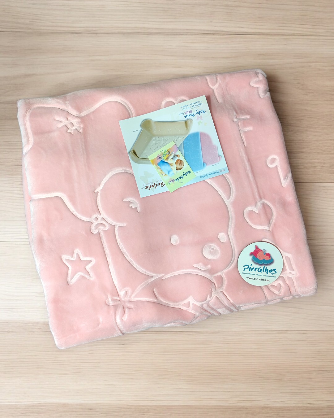 Manta felpuda rosa com padrão de urso e estrelas e etiqueta Pirrathes