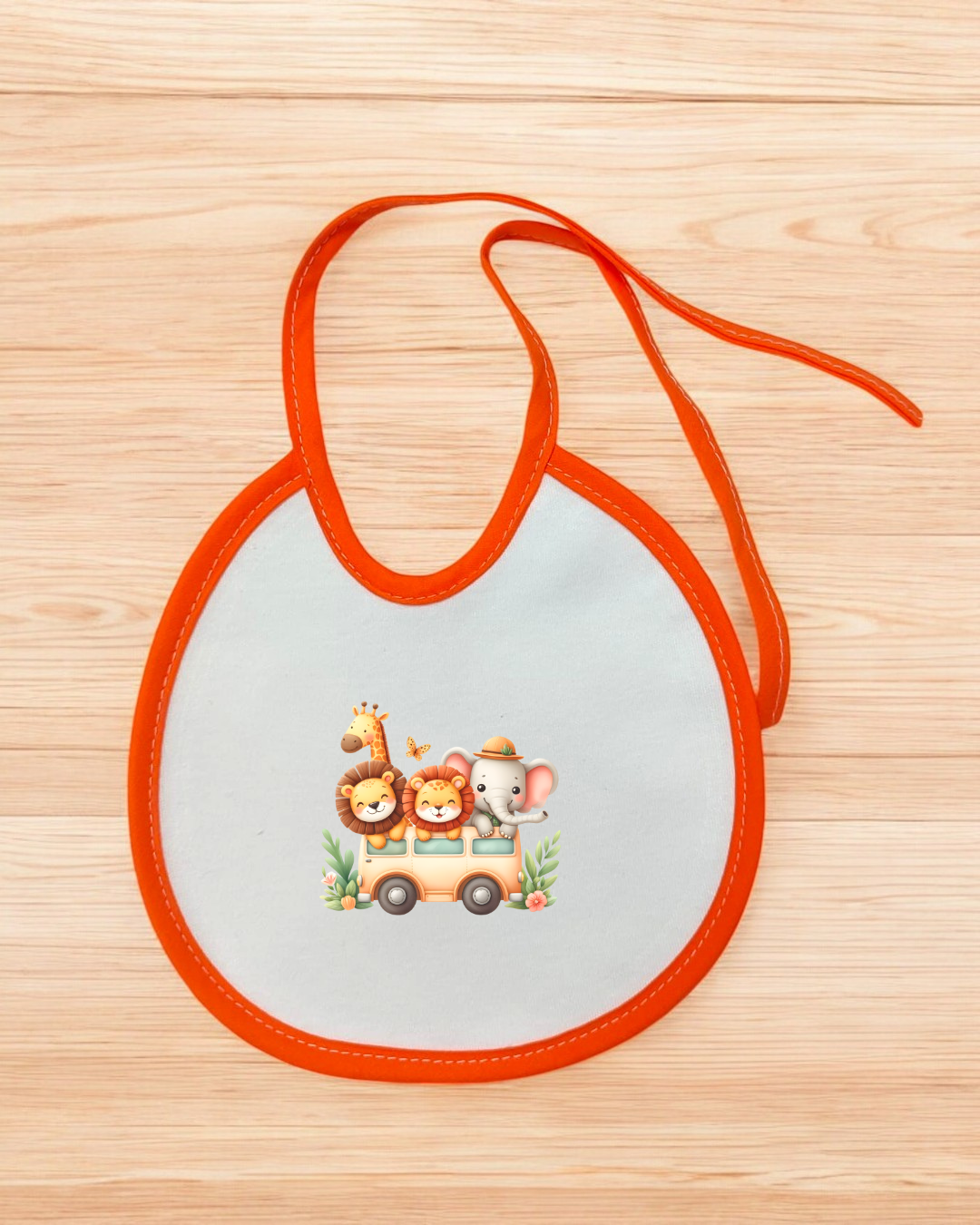 Babete branco com bordas laranja e estampa animal colorida