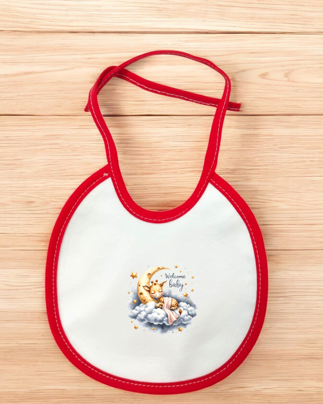 Babete branco com borda vermelha e estampa de urso a dormir na lua