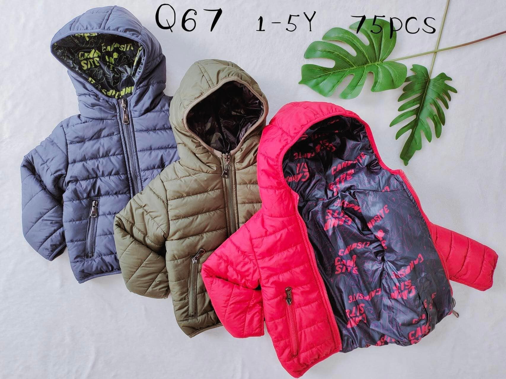 Três casacos de criança acolchoados coloridos com capuz sobre fundo branco e folhas verdes